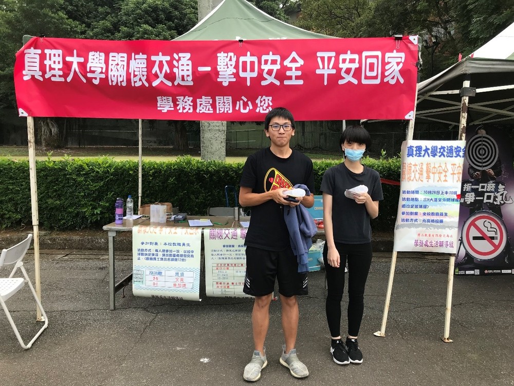 同學開心領獎圖片